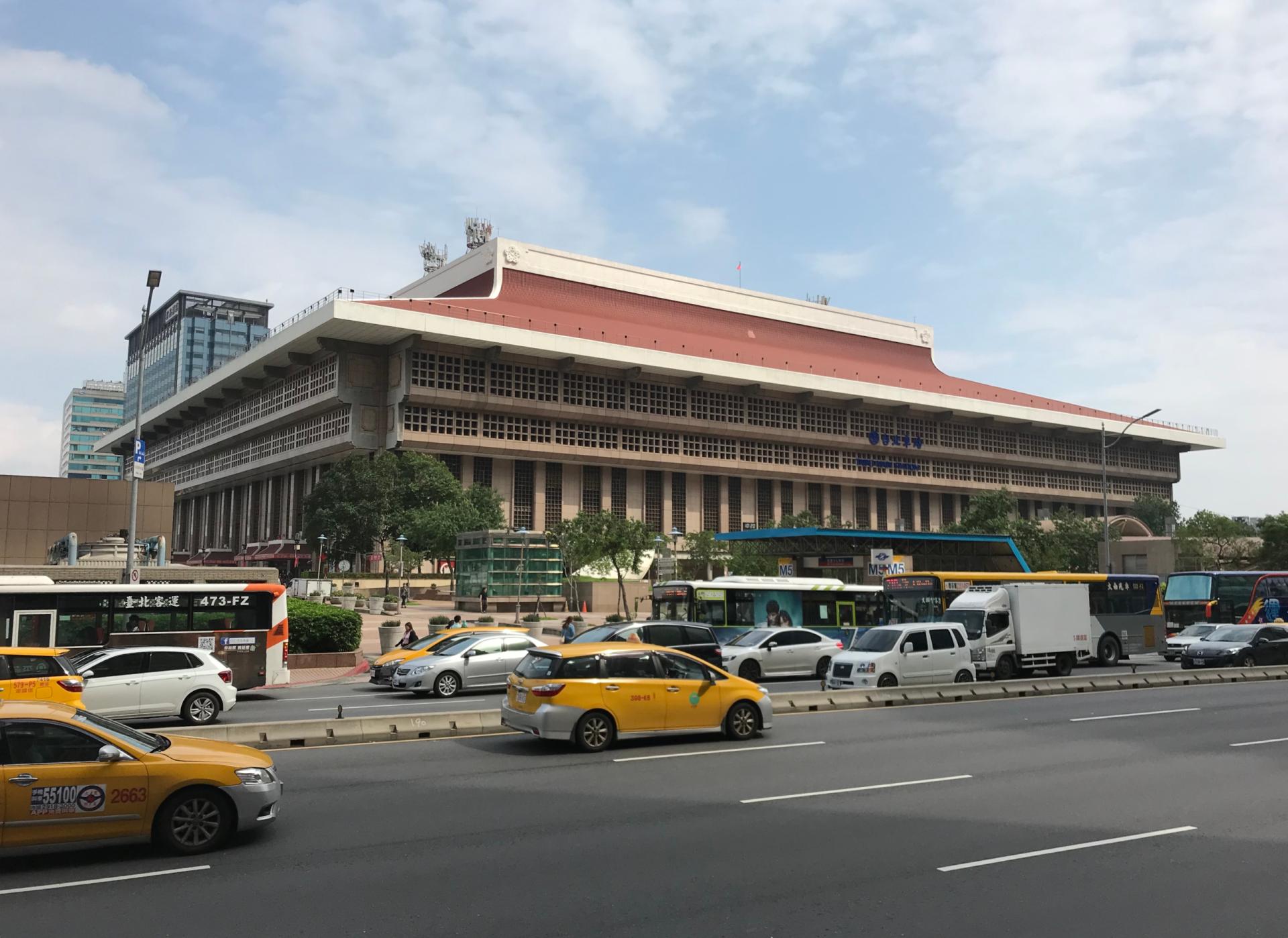 2560px-Taipei_main_station_exterior_2018.png.jpg