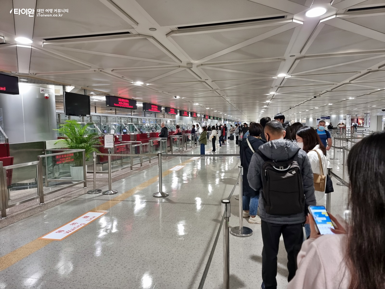 대만 일주 1일차 타이베이-타오위안국제공항 입국심사 대기열.jpg